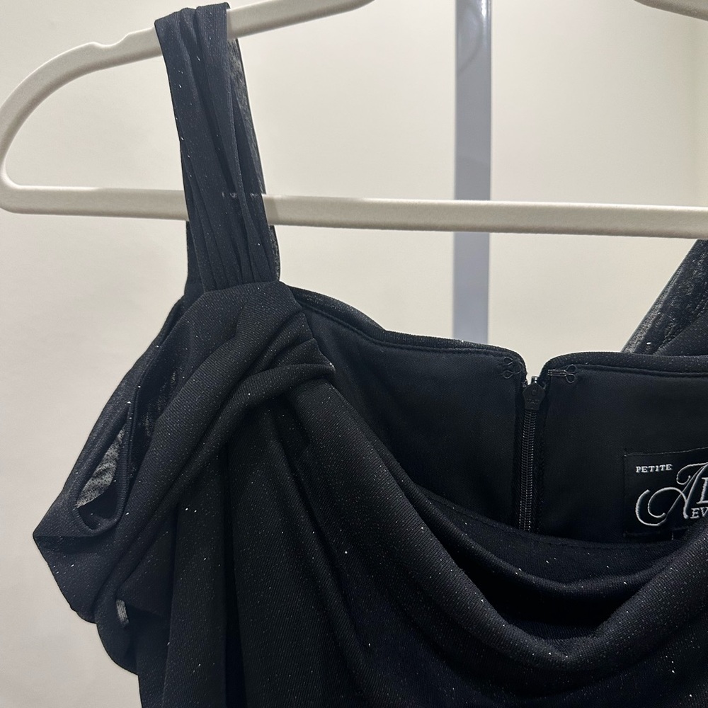 Elegant Black Evening Gown - Picture 6 of 9